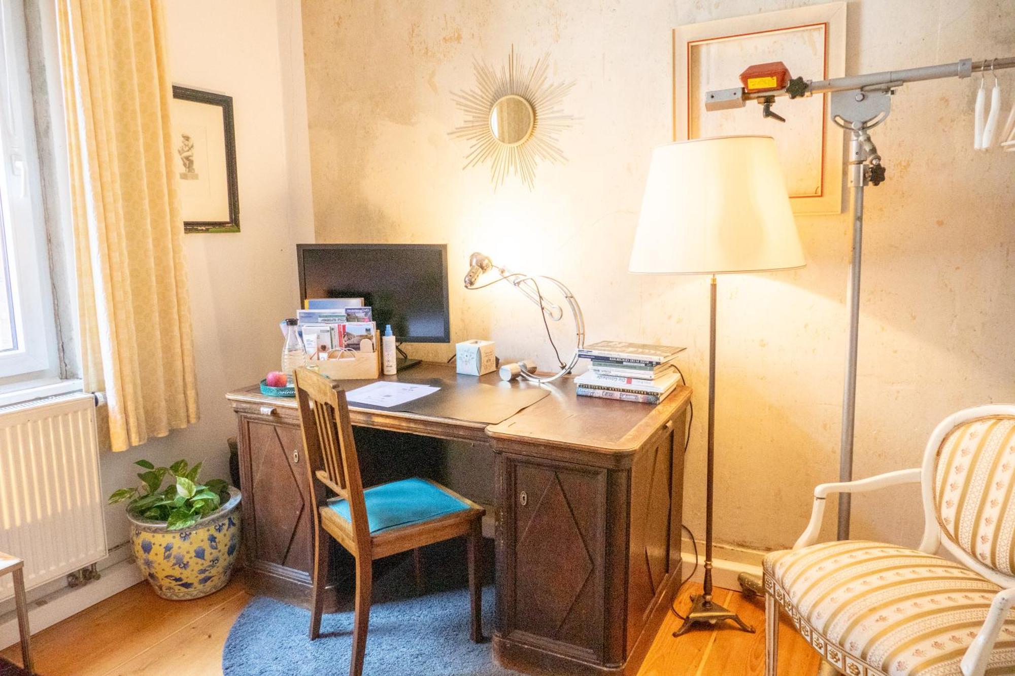 Zimmer In Kuenstlerwohnung Stuttgart Bagian luar foto