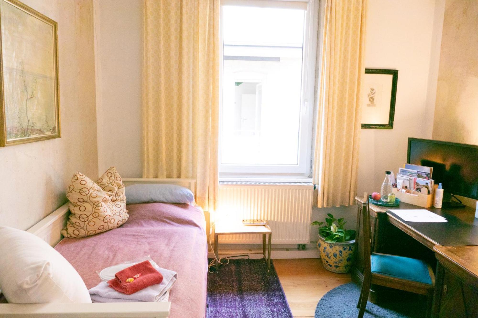 Zimmer In Kuenstlerwohnung Stuttgart Bagian luar foto